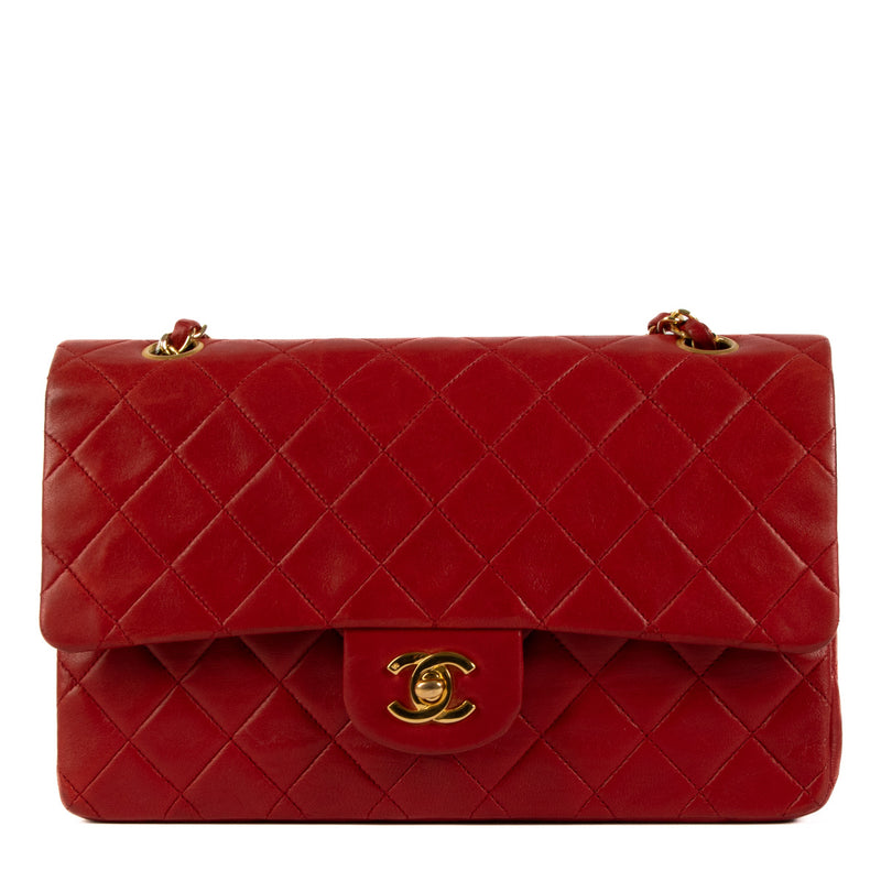Chanel Red Medium Classic Lambskin Shoulder Bag for the best price at Labellov secondhand luxury in Antwerp, Brussels, Knokke.