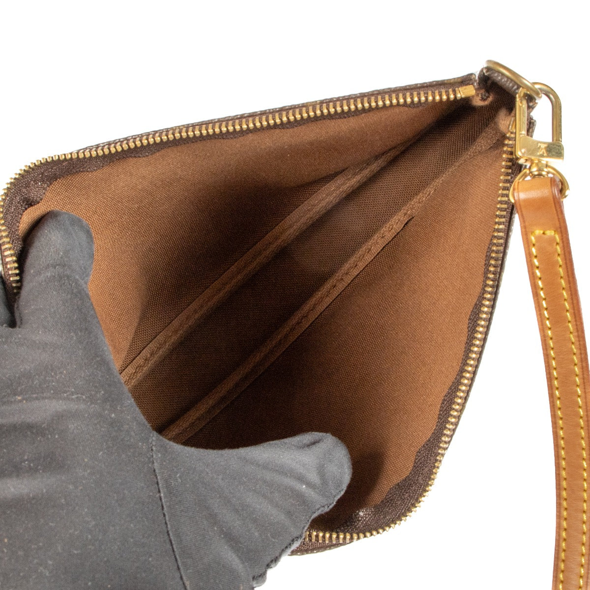 Shop safe online at Labellov in Antwerp, Brussels and Knokke this 100% authentic second hand Louis Vuitton Monogram Pochette Accessoires Crossbody Bag