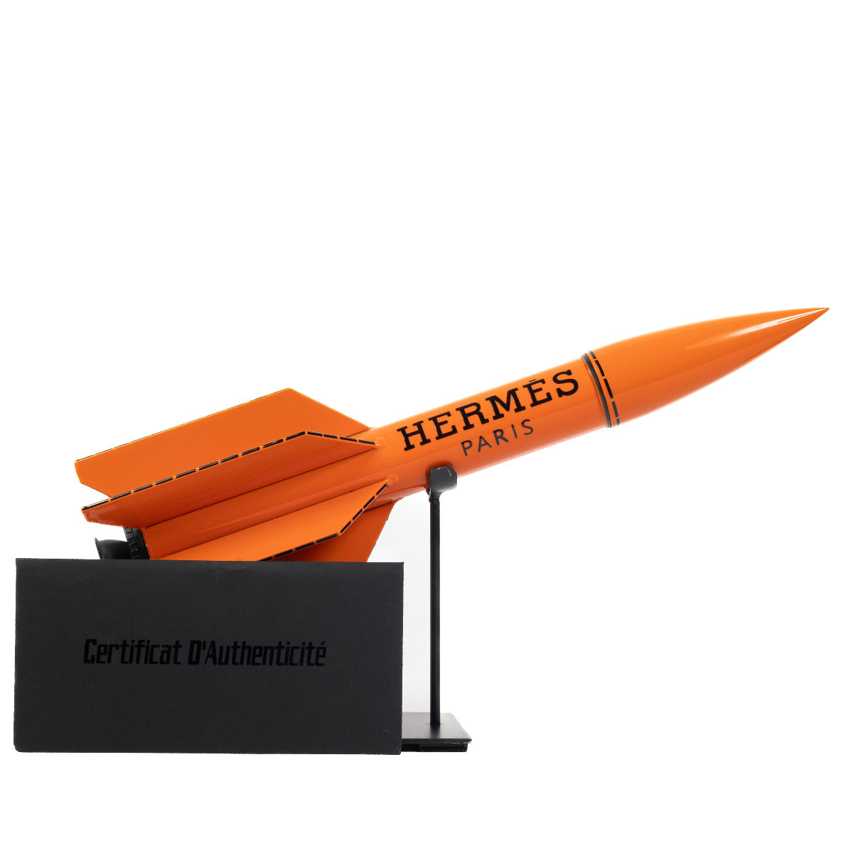 Œuvre d'art couture orange missile de Rémy Aillaud
