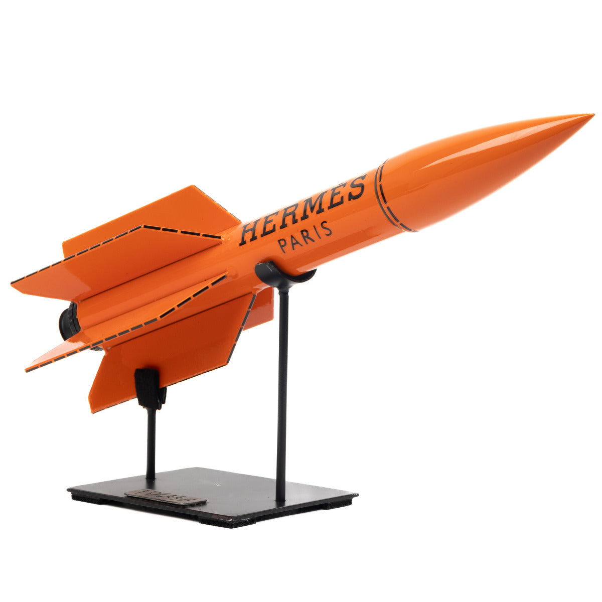 Œuvre d'art couture orange missile de Rémy Aillaud