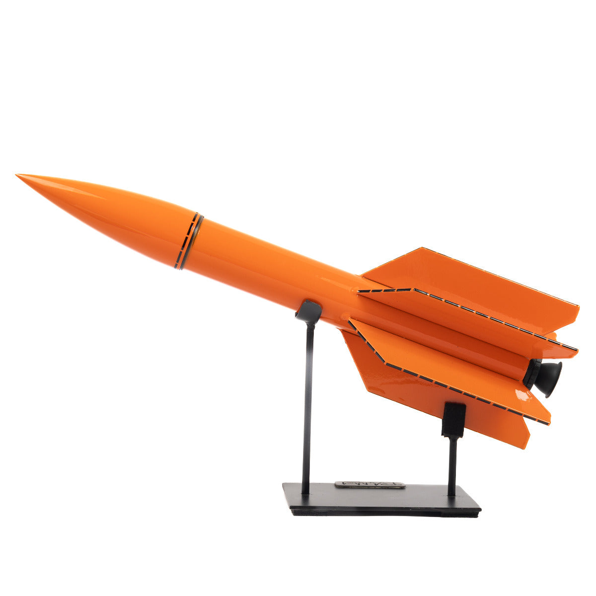 Œuvre d'art couture orange missile de Rémy Aillaud