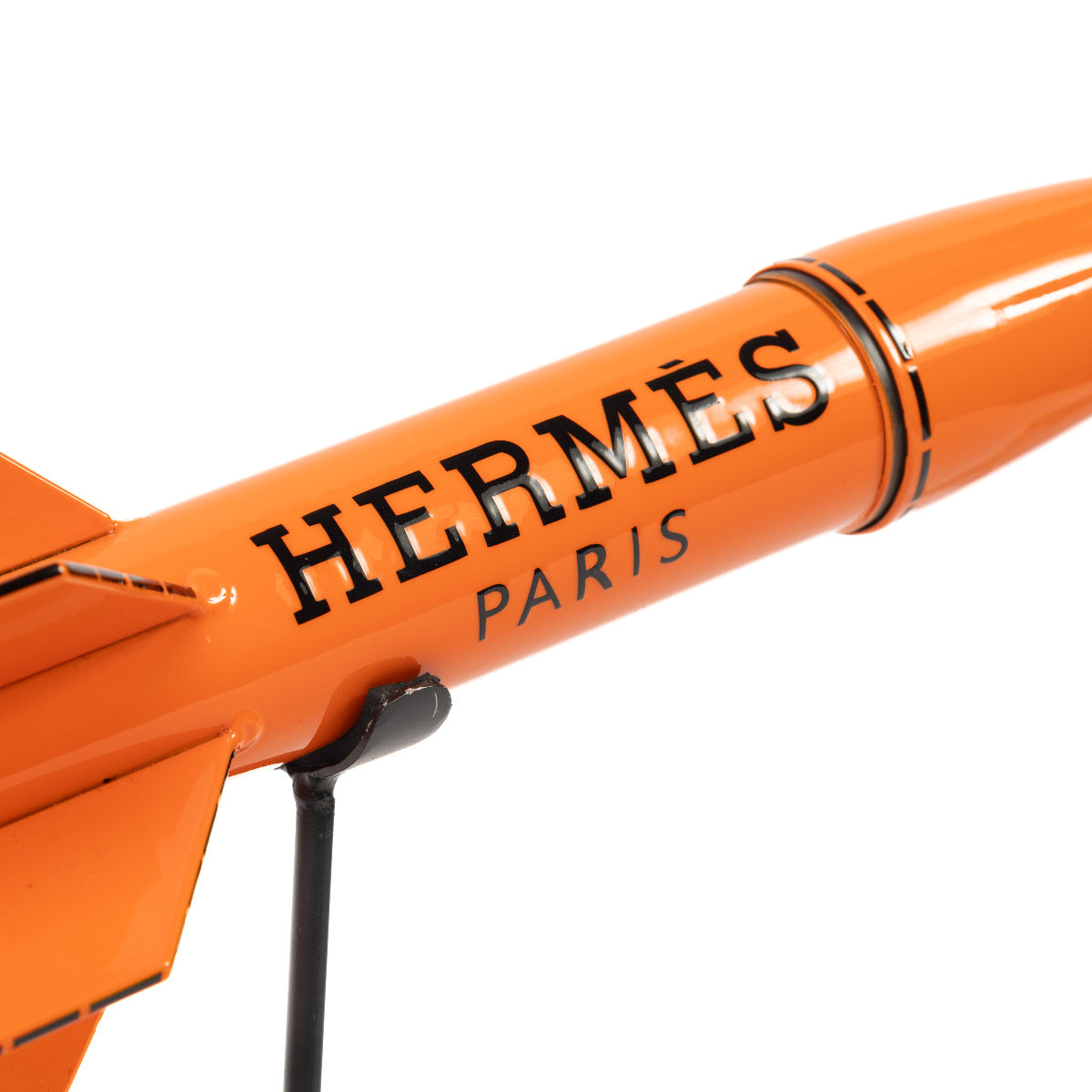 Œuvre d'art couture orange missile de Rémy Aillaud