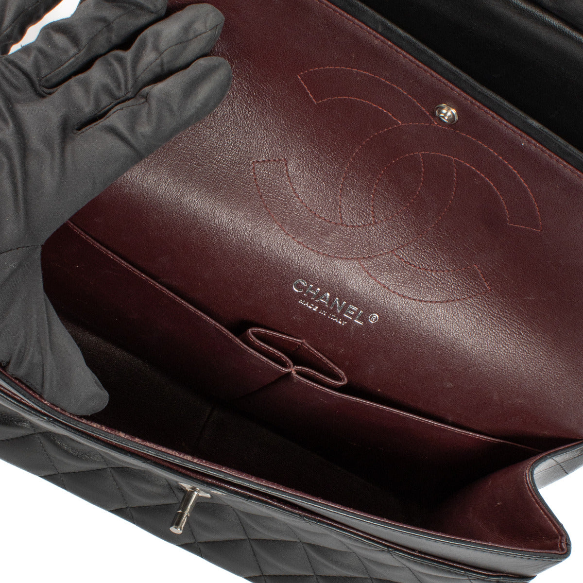Sac à rabat classique grand format en agneau noir Chanel