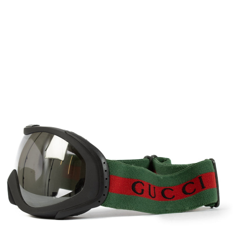 Gucci ski goggles with silver lenses, a green and red strap, and logo details—perfect for stylish slope adventures. Shop now on Labellov.com.