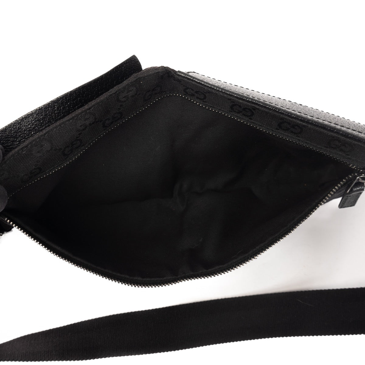 Shop safe online at Labellov in Antwerp, Brussels and Knokke this 100% authentic second hand Gucci Black Monogram Canvas Belt Bag