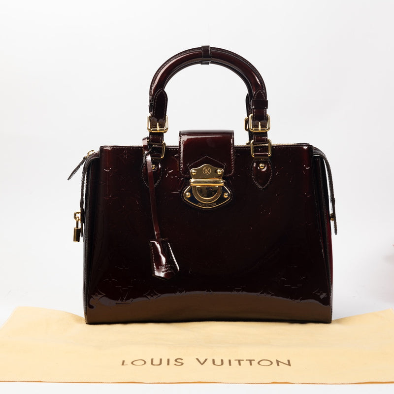 Louis Vuitton Amarant Vernis Melrose Avenue GM for the best price at Labellov secondhand luxury in Antwerp. We buy and sell your preloved and brand new designer bags for the best price.