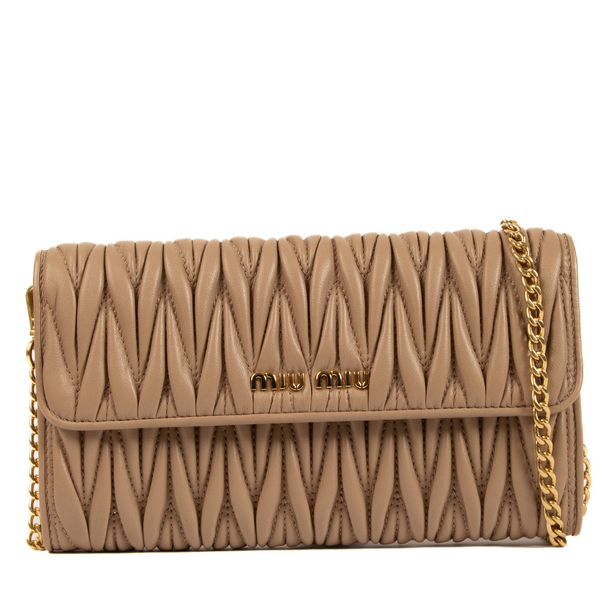 Shop safe online at Labellov in Antwerp, Brussels and Knokke this 100% authentic second hand Miu Miu Beige Matelasse Wallet On Chain