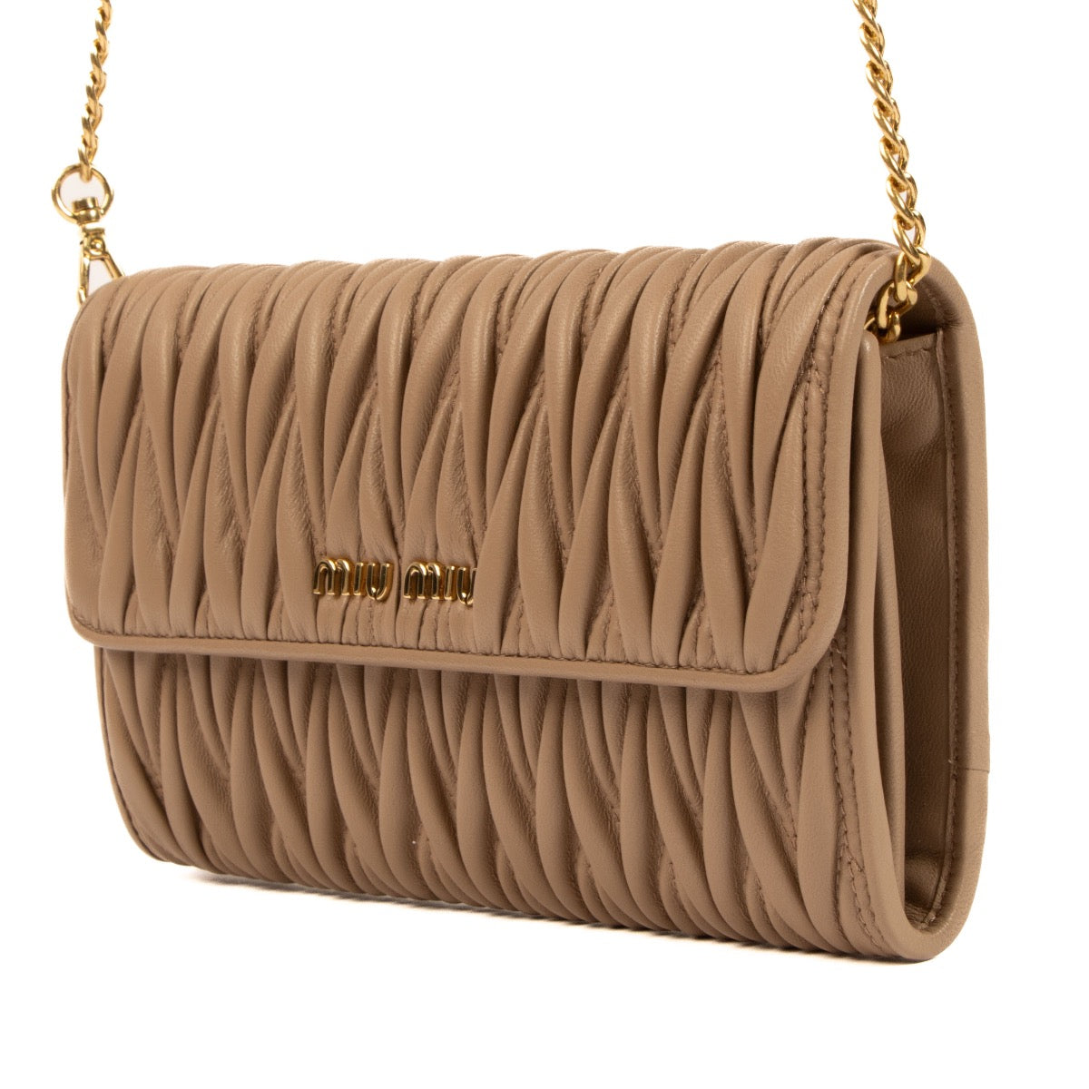 Shop safe online at Labellov in Antwerp, Brussels and Knokke this 100% authentic second hand Miu Miu Beige Matelasse Wallet On Chain