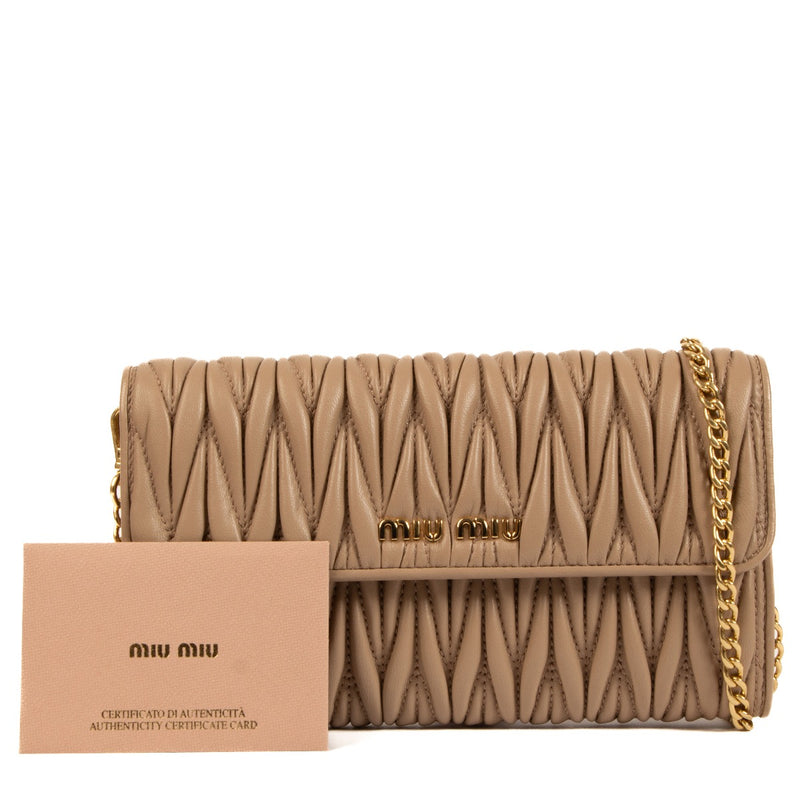 Shop safe online at Labellov in Antwerp, Brussels and Knokke this 100% authentic second hand Miu Miu Beige Matelasse Wallet On Chain