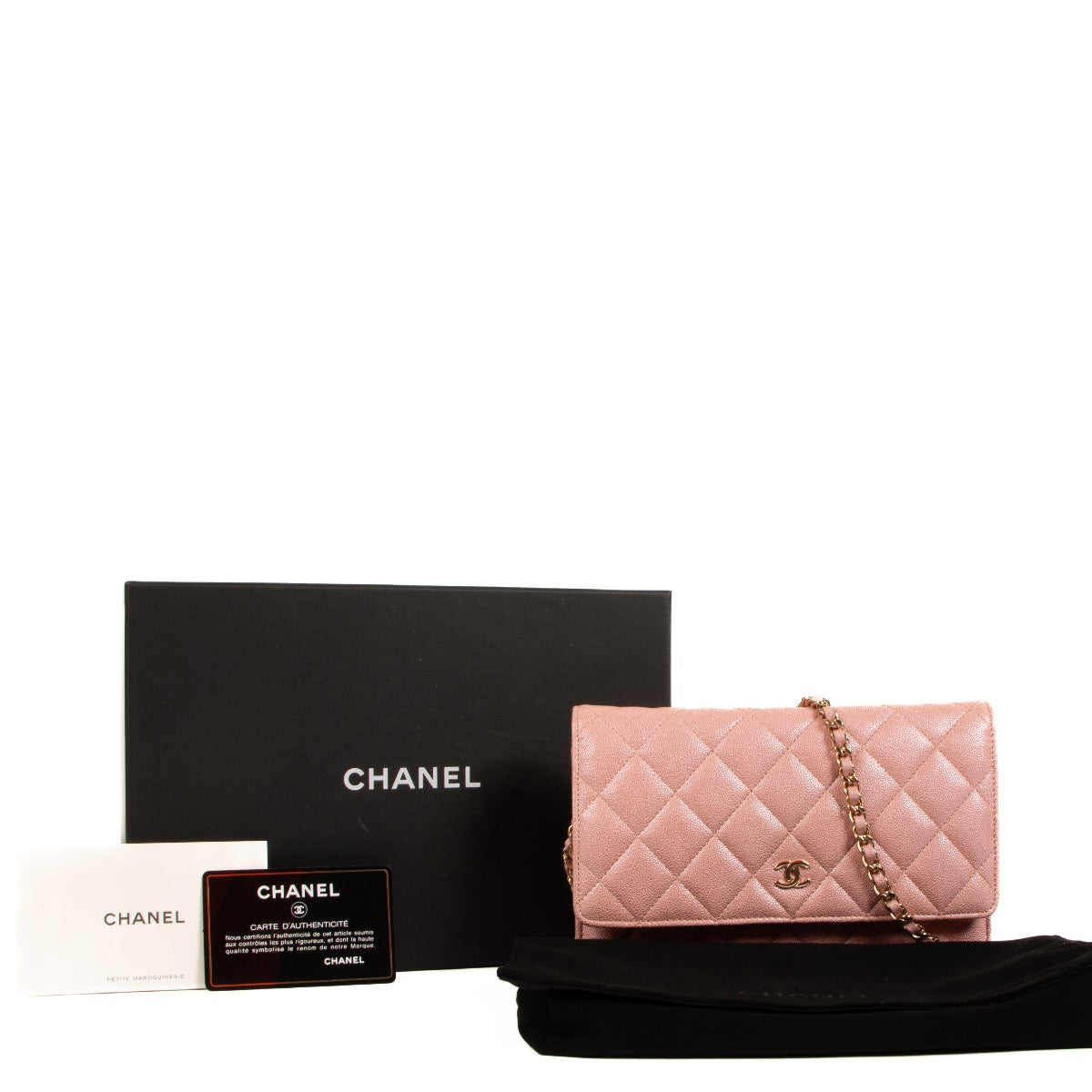 Shop safe online at Labellov in Antwerp, Brussels and Knokke this 100% authentic second hand Chanel Pink Iridescent Caviar Leather Wallet On Chain