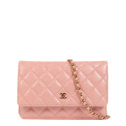 Shop safe online at Labellov in Antwerp, Brussels and Knokke this 100% authentic second hand Chanel Pink Iridescent Caviar Leather Wallet On Chain