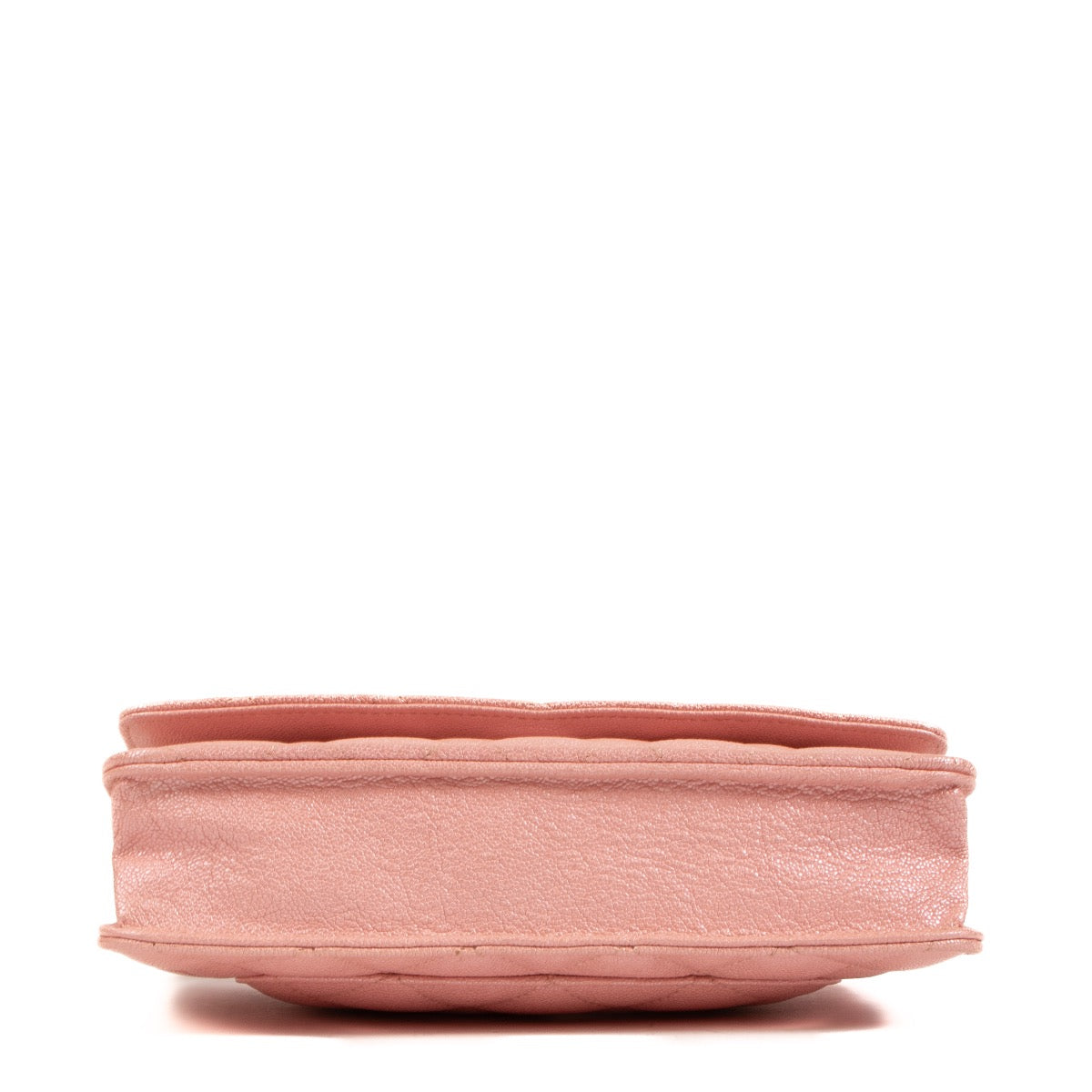 Shop safe online at Labellov in Antwerp, Brussels and Knokke this 100% authentic second hand Chanel Pink Iridescent Caviar Leather Wallet On Chain