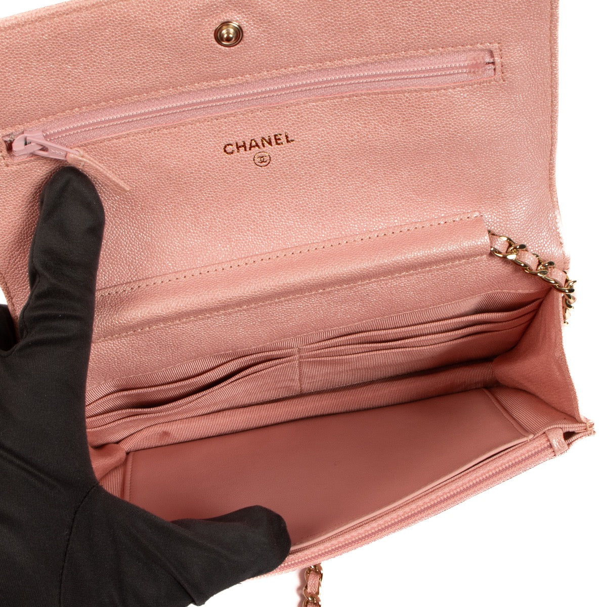 Shop safe online at Labellov in Antwerp, Brussels and Knokke this 100% authentic second hand Chanel Pink Iridescent Caviar Leather Wallet On Chain