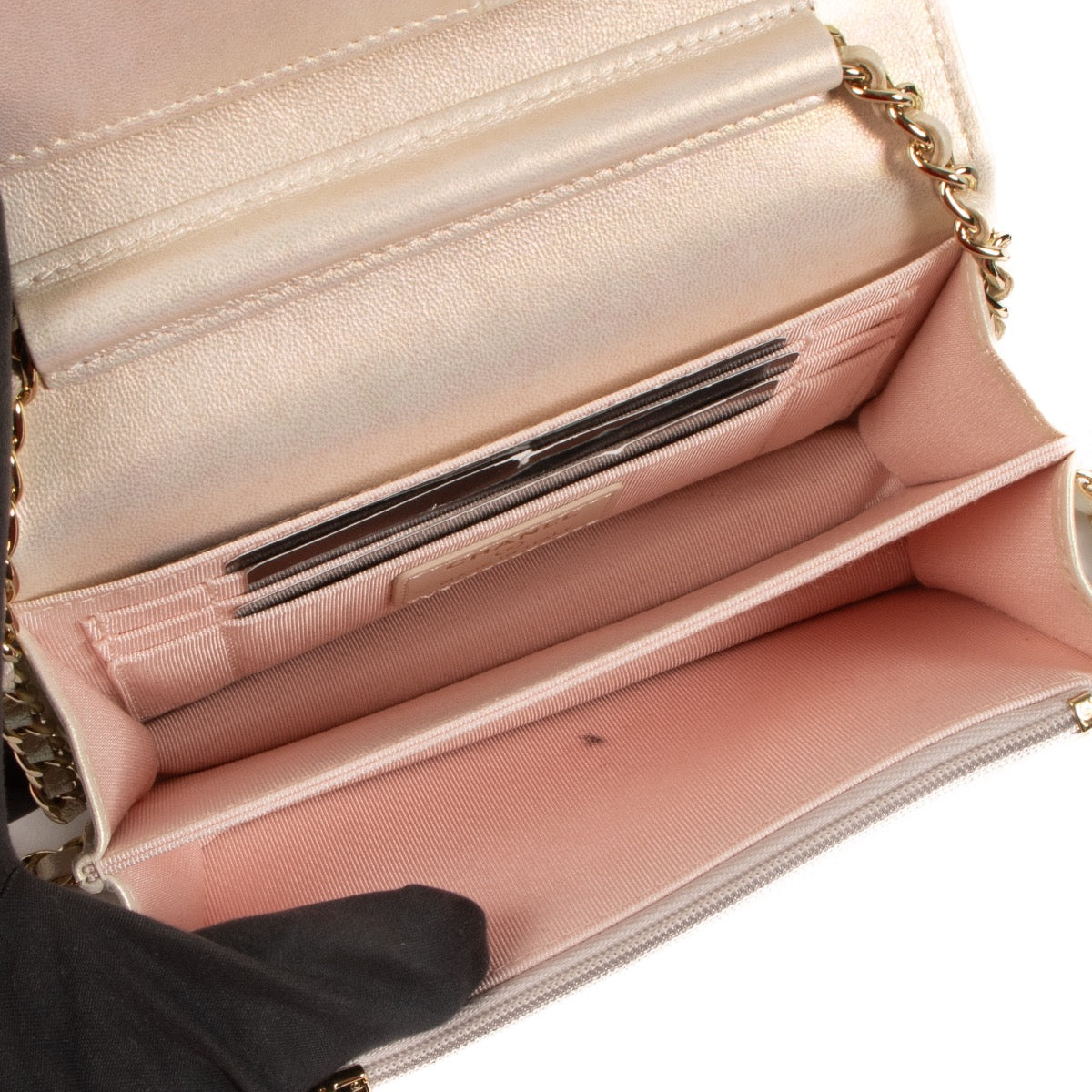 Shop 100% authentic second-hand Chanel Ivory Irridescent 20b Mini Wallet On Chain on Labellov.com
