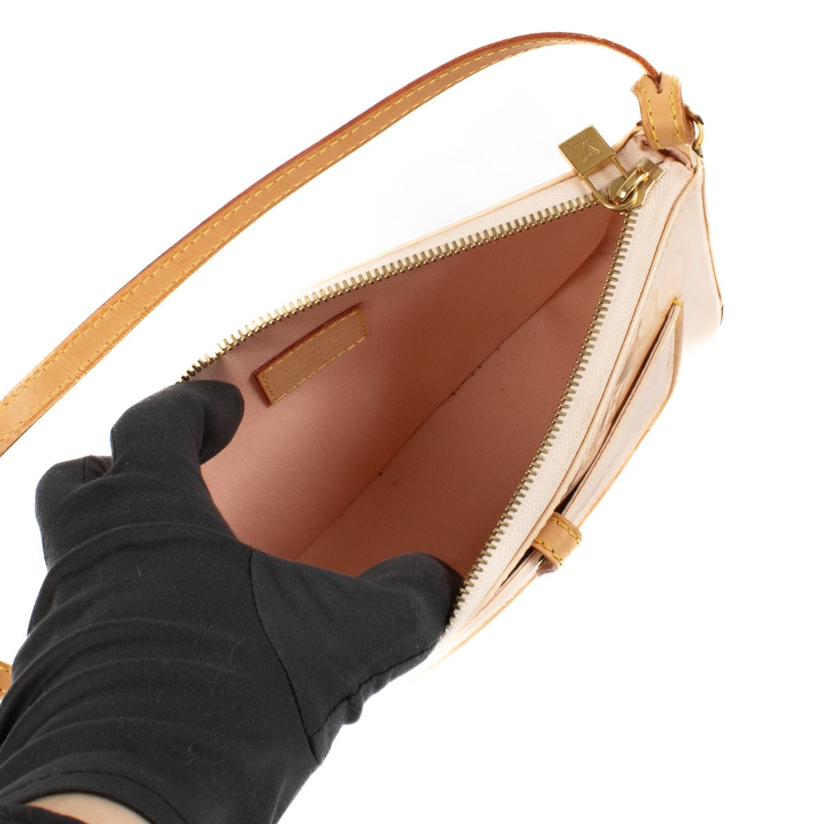 Shop safe online at Labellov in Antwerp, Brussels and Knokke this 100% authentic second hand Louis Vuitton Pink Patent Monogram Shoulder Bag