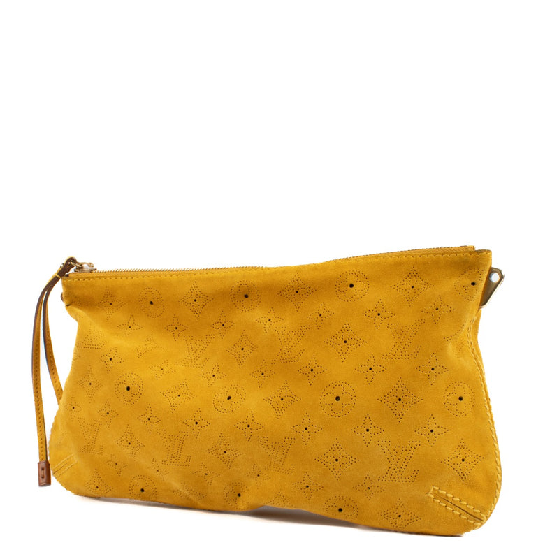 Shop safe online at Labellov in Antwerp, Brussels and Knokke this 100% authentic second hand Louis Vuitton Yellow Suede Clutch
