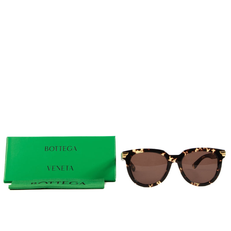 Shop safe online at Labellov in Antwerp, Brussels and Knokke these 100% authentic second hand Bottega Veneta Tortoise Acetate Sunglasses
