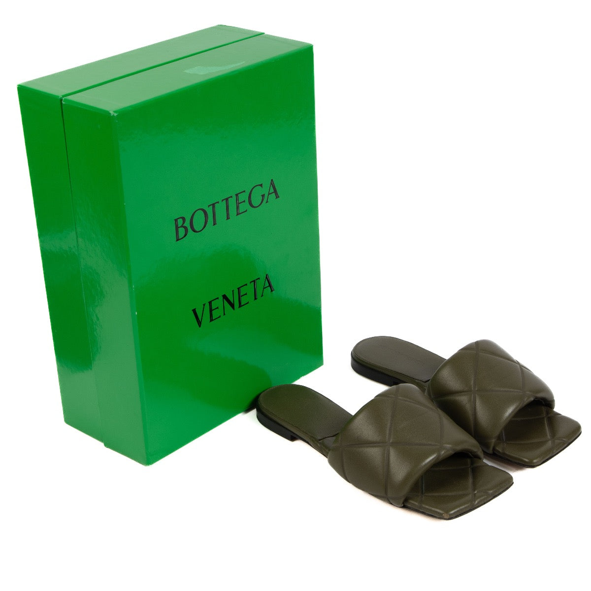 Shop safe online at Labellov in Antwerp, Brussels and Knokke these 100% authentic second hand Bottega Veneta Khaki Green Lido Sandals - size 38