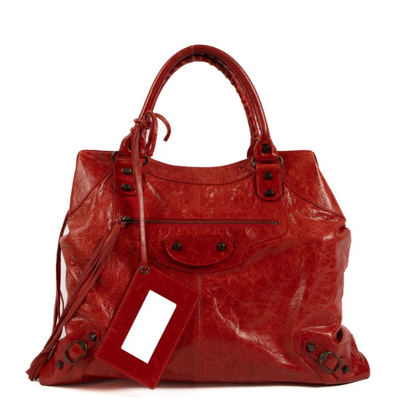 Balenciaga Tomato Red Brief Top Handle Bag for the best price at Labellov secondhand luxury in Antwerp. We buy and sell your authentic designer bags for the best price.