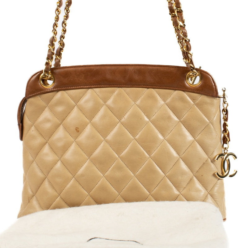 Shop safe online at Labellov in Antwerp, Brussels and Knokke this 100% authentic second hand Chanel Beige Quilted Lambskin Vintage Shoulder Bag