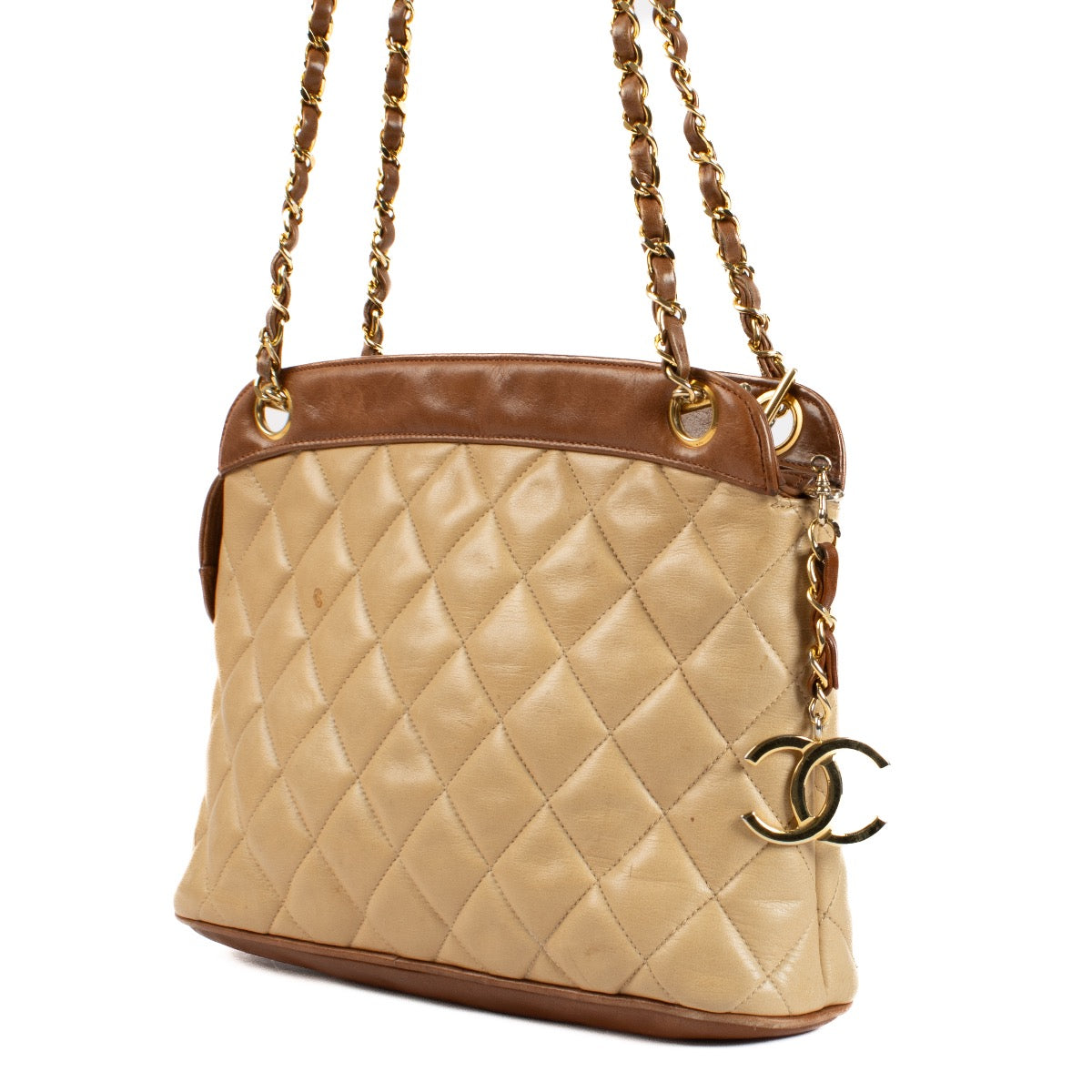 Shop safe online at Labellov in Antwerp, Brussels and Knokke this 100% authentic second hand Chanel Beige Quilted Lambskin Vintage Shoulder Bag