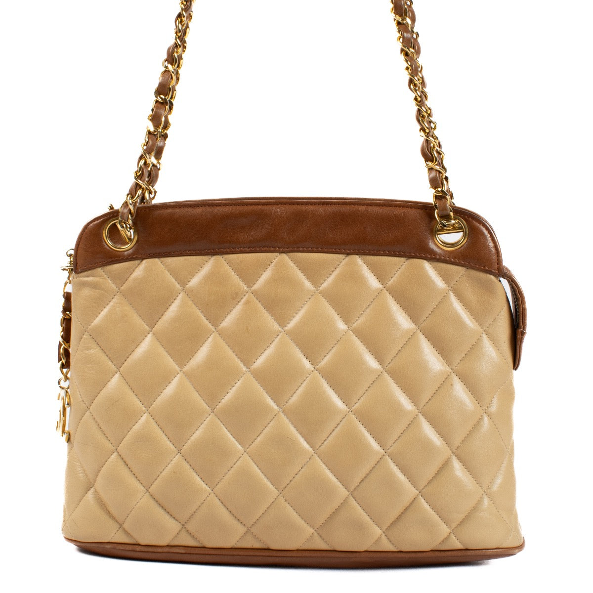 Shop safe online at Labellov in Antwerp, Brussels and Knokke this 100% authentic second hand Chanel Beige Quilted Lambskin Vintage Shoulder Bag