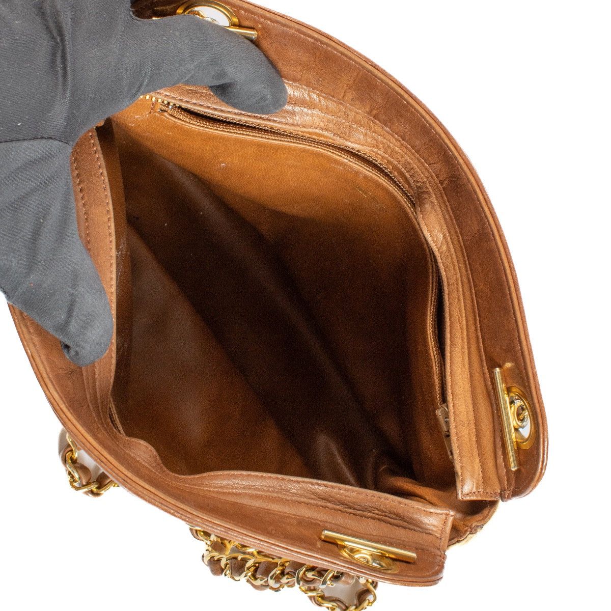 Shop safe online at Labellov in Antwerp, Brussels and Knokke this 100% authentic second hand Chanel Beige Quilted Lambskin Vintage Shoulder Bag