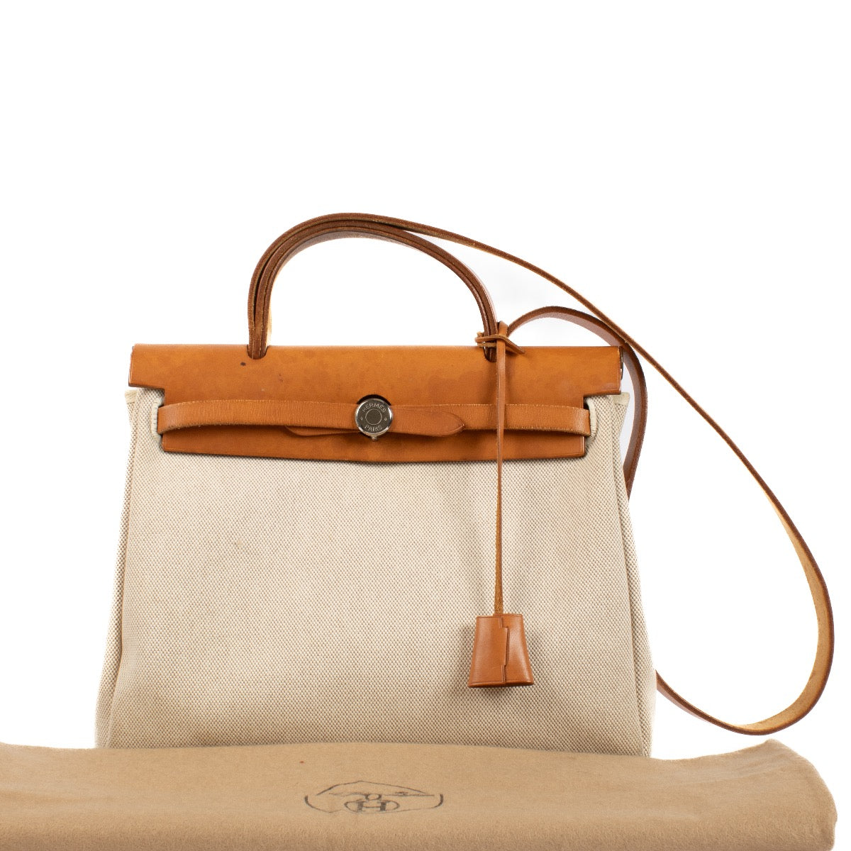 Shop safe online at Labellov in Antwerp, Brussels and Knokke this 100% authentic second hand Hermès Beige Toile Canvas & Hunter Leather Herbag 31