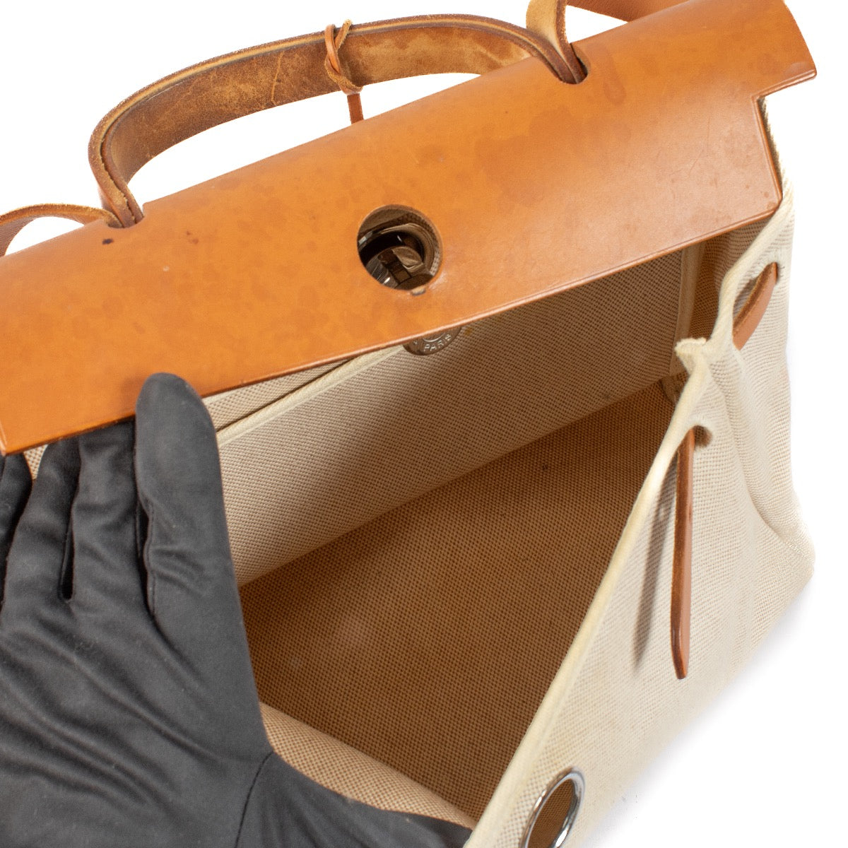 Shop safe online at Labellov in Antwerp, Brussels and Knokke this 100% authentic second hand Hermès Beige Toile Canvas & Hunter Leather Herbag 31
