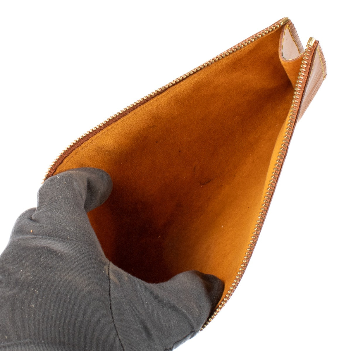 Shop safe online at Labellov in Antwerp, Brussels and Knokke this 100% authentic second hand Louis Vuitton Cannelle Epi Leather Pochette Accessoires Clutch