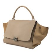 Celine Beige Leather Medium Trapeze Bag aan de beste prijs bij Labellov tweedehands luxe in Antwerpen en Knokke. Wij kopen en verkopen aan de beste prijs.