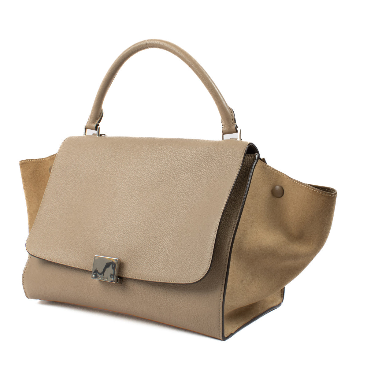 Celine Beige Leather Medium Trapeze Bag aan de beste prijs bij Labellov tweedehands luxe in Antwerpen en Knokke. Wij kopen en verkopen aan de beste prijs.