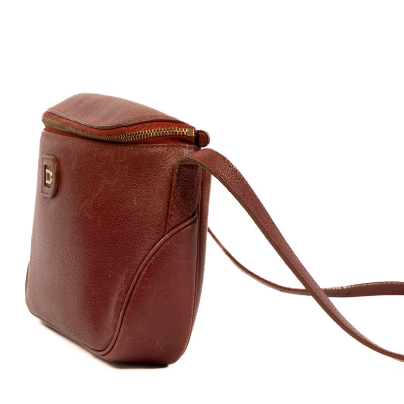 Shop 100% authentic second-hand Delvaux Macao Burgundy Leather Crossbody on Labellov.com
