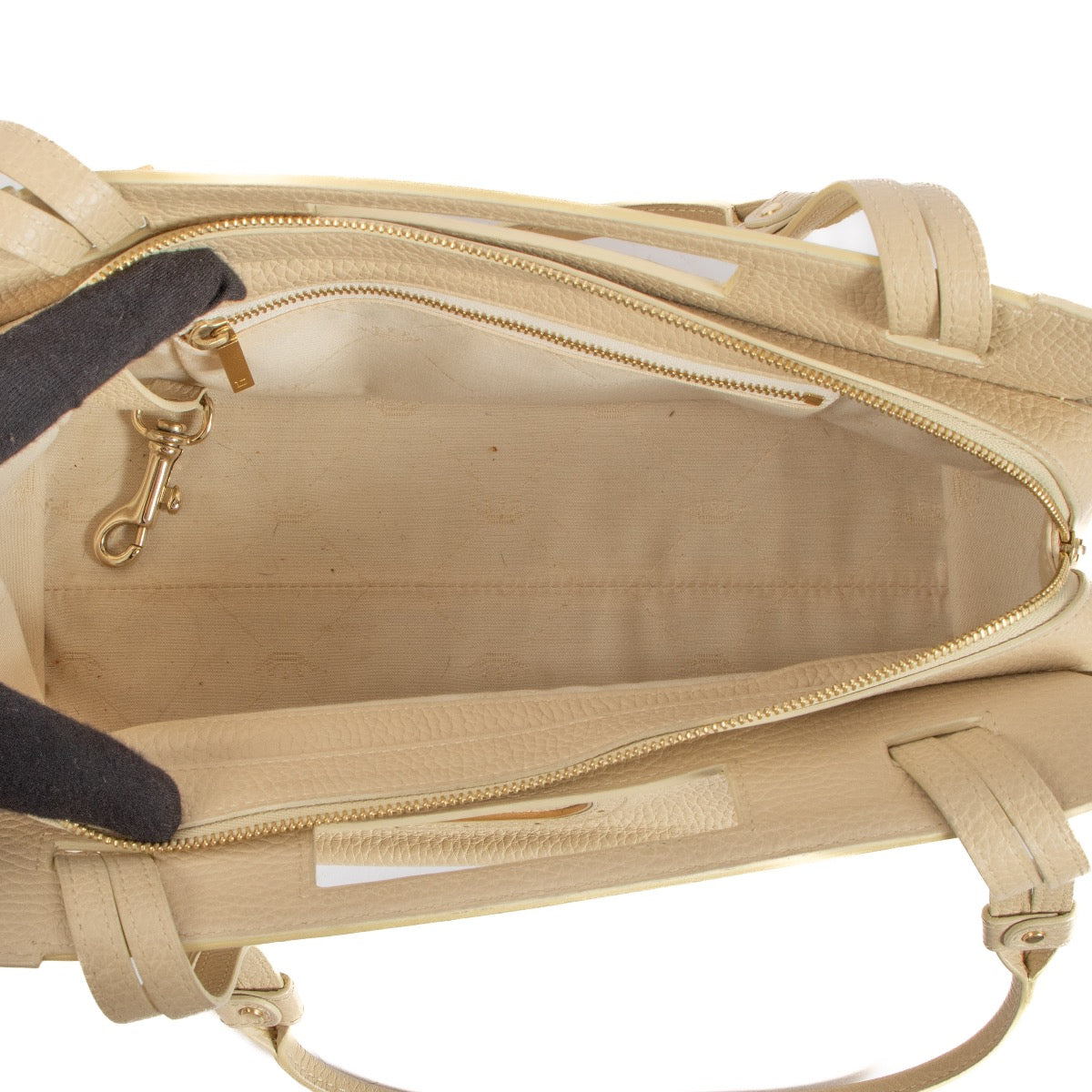 Shop safe online at Labellov in Antwerp, Brussel and Knokke this 100% authentic Delvaux Beige Benjamin PM Shoulder Bag