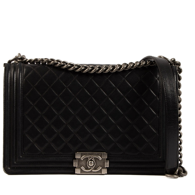 Shop safe online at Labellov in Antwerp, Brussel and Knokke this 100% authentic second hand Chanel Black Quitled Leather Large Boy Bag
