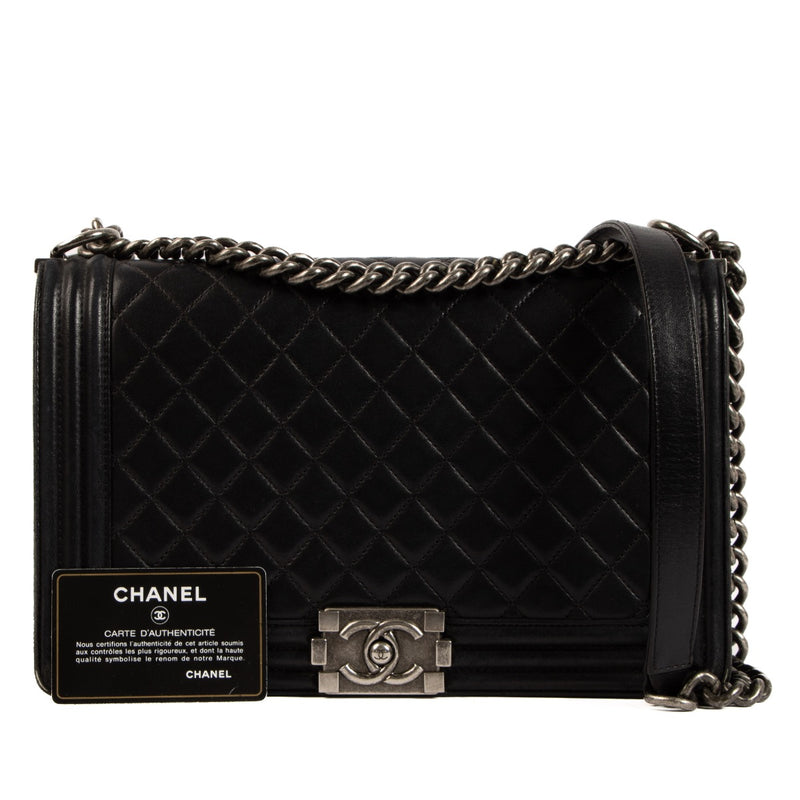 Shop safe online at Labellov in Antwerp, Brussel and Knokke this 100% authentic second hand Chanel Black Quitled Leather Large Boy Bag
