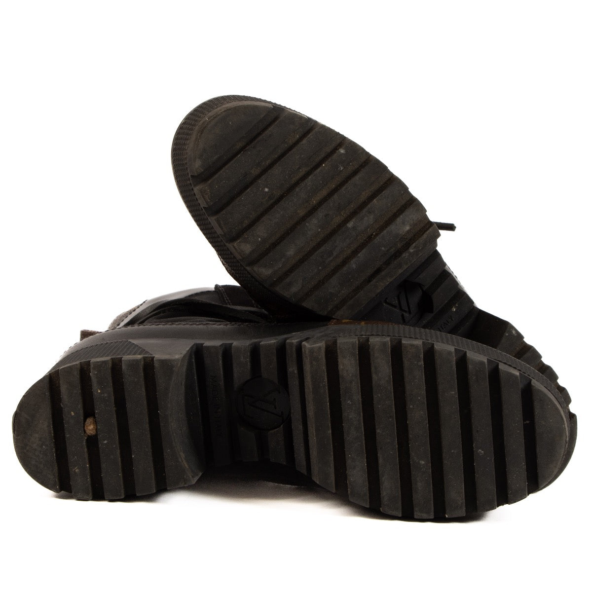 Shop safe online at Labellov these 100% authentic second hand Louis Vuitton Black and Monogram Laureate Desert Boots - size 36,5
