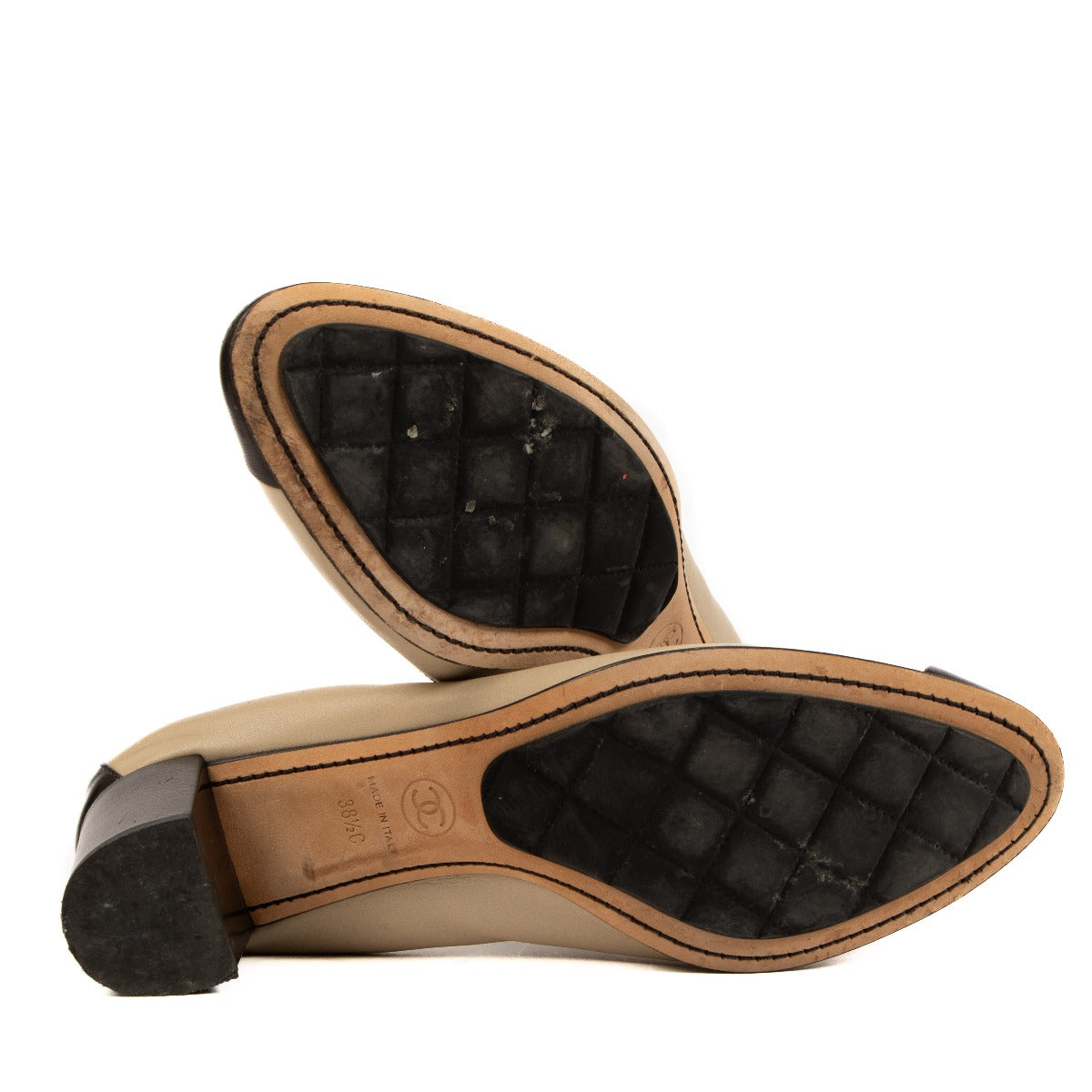 Escarpins Chanel bicolores beige/noir avec bout capuchon et élastique - Taille 38.5