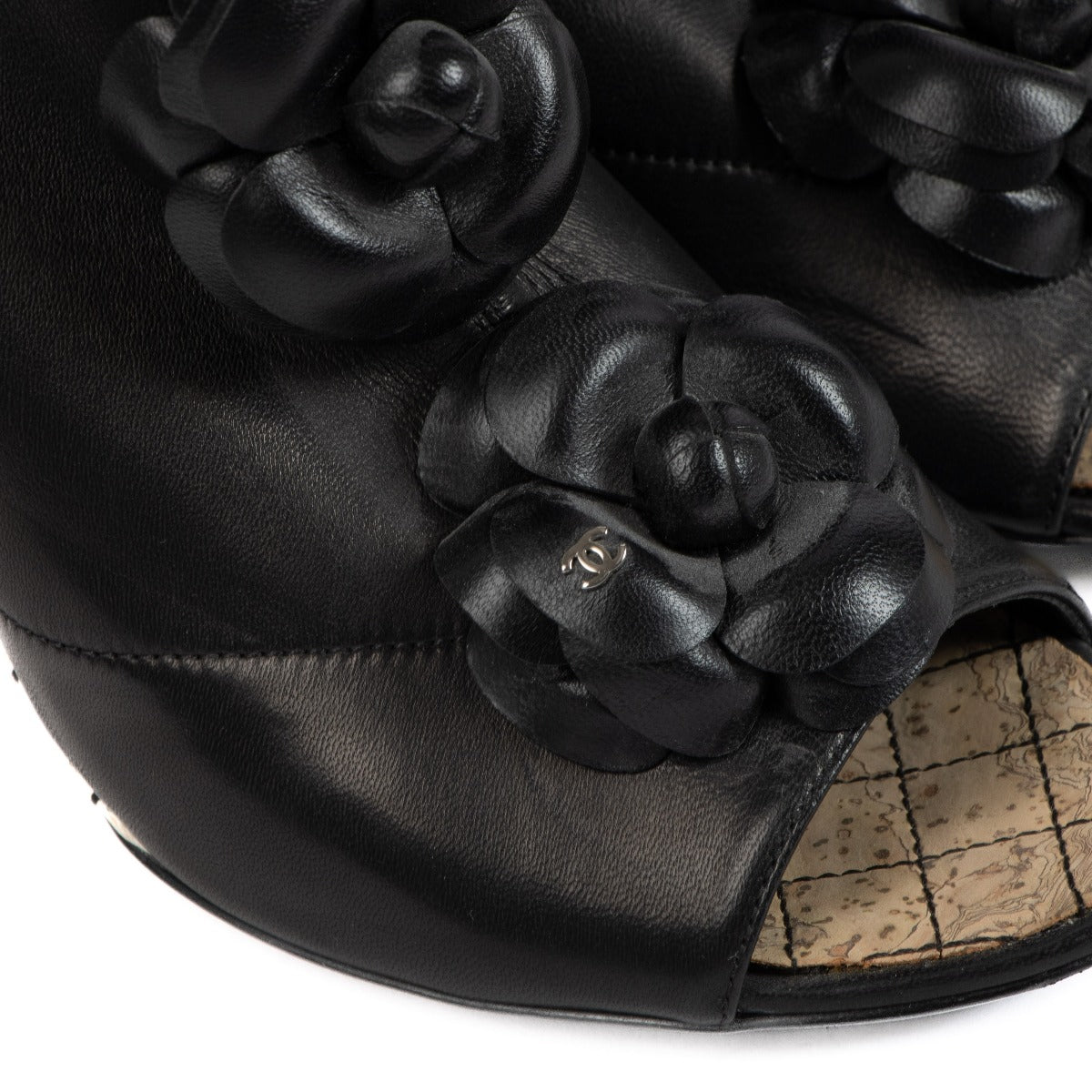 Bottes Chanel noires à bout ouvert et camélia - Taille 39