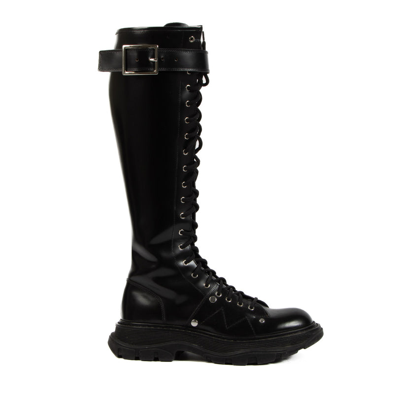 Alexander McQueen Black Lace-up High Boots for the best price at Labellov secondhand luxury in Antwerp. We kopen en verkopen aan de beste prijs bij Labellov.