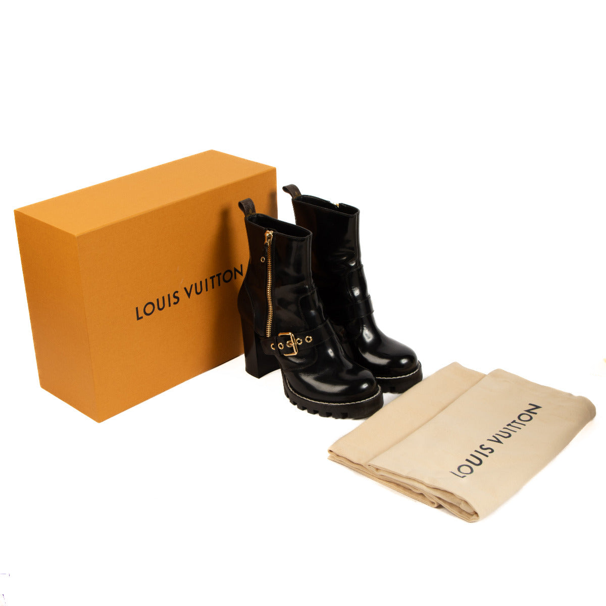 Louis Vuitton Black Leather Star Trail Boots for the best price at Labellov. We buy and sell your preloved and new designer bags and shoes for the best price.