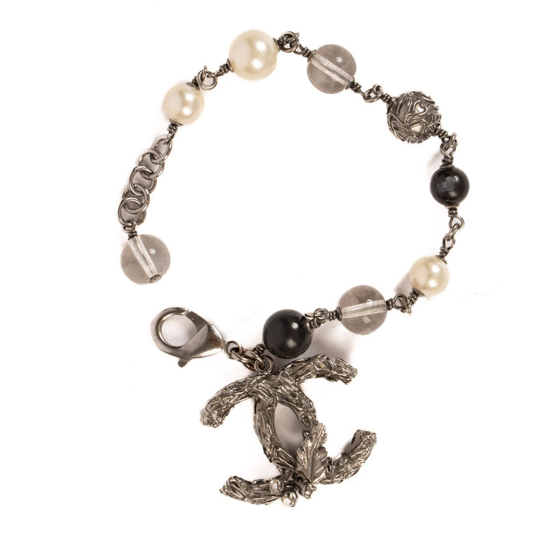Shop 100% authentic second-hand Chanel 13B CC Pearl Bracelet on Labellov.com