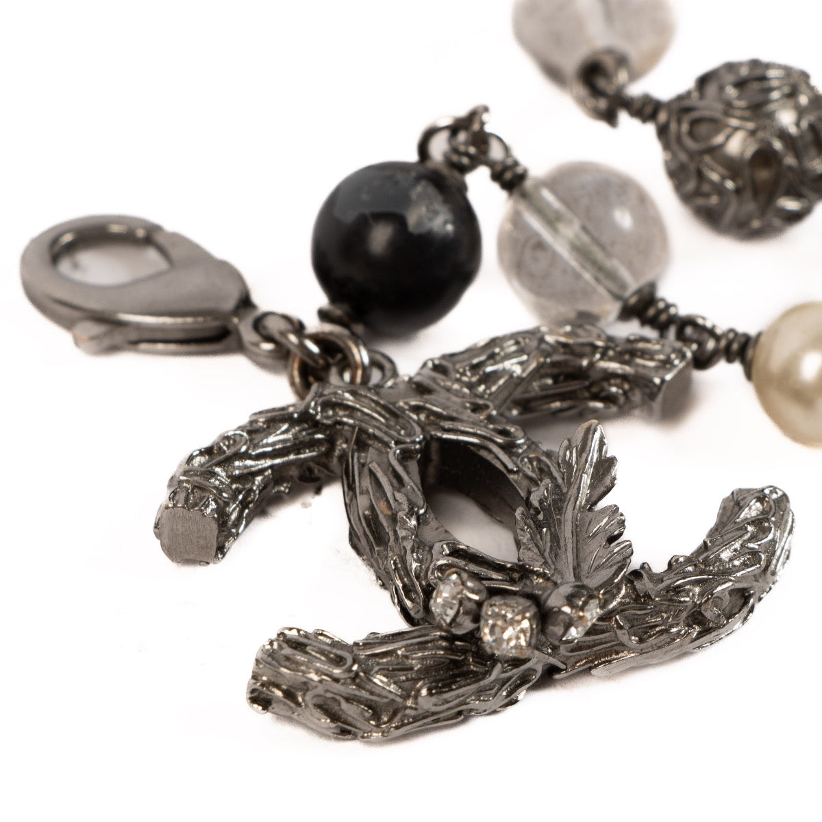 Shop 100% authentic second-hand Chanel 13B CC Pearl Bracelet on Labellov.com