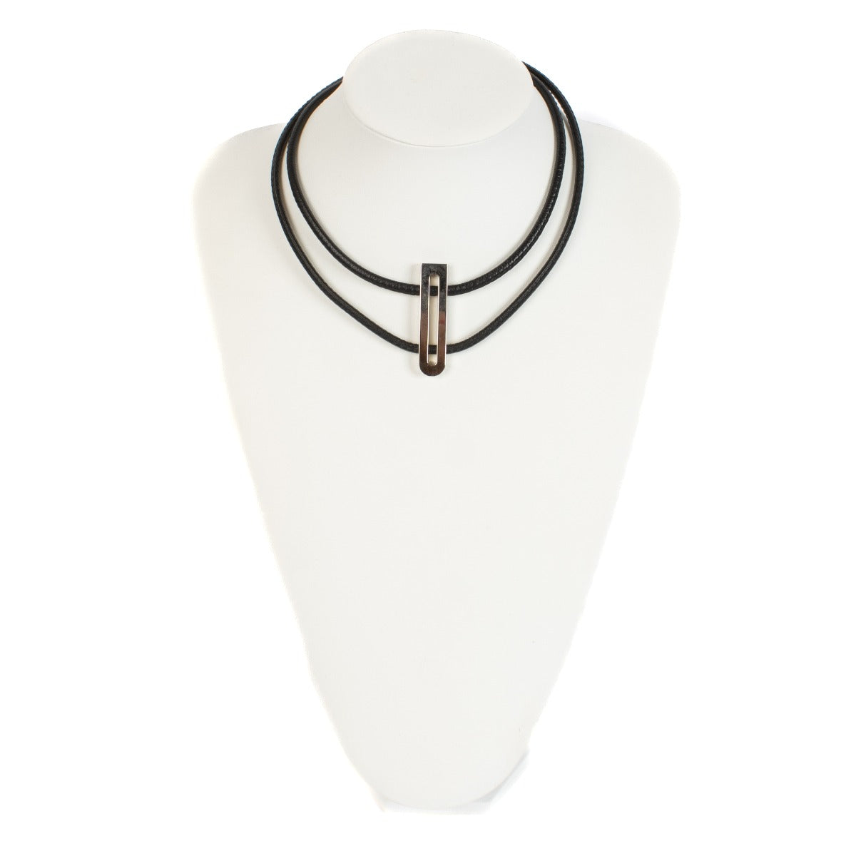 Shop safe online at Labellov in Antwerp, brussels and Knokke this 100% authentic second hand Delvaux Black D Necklace