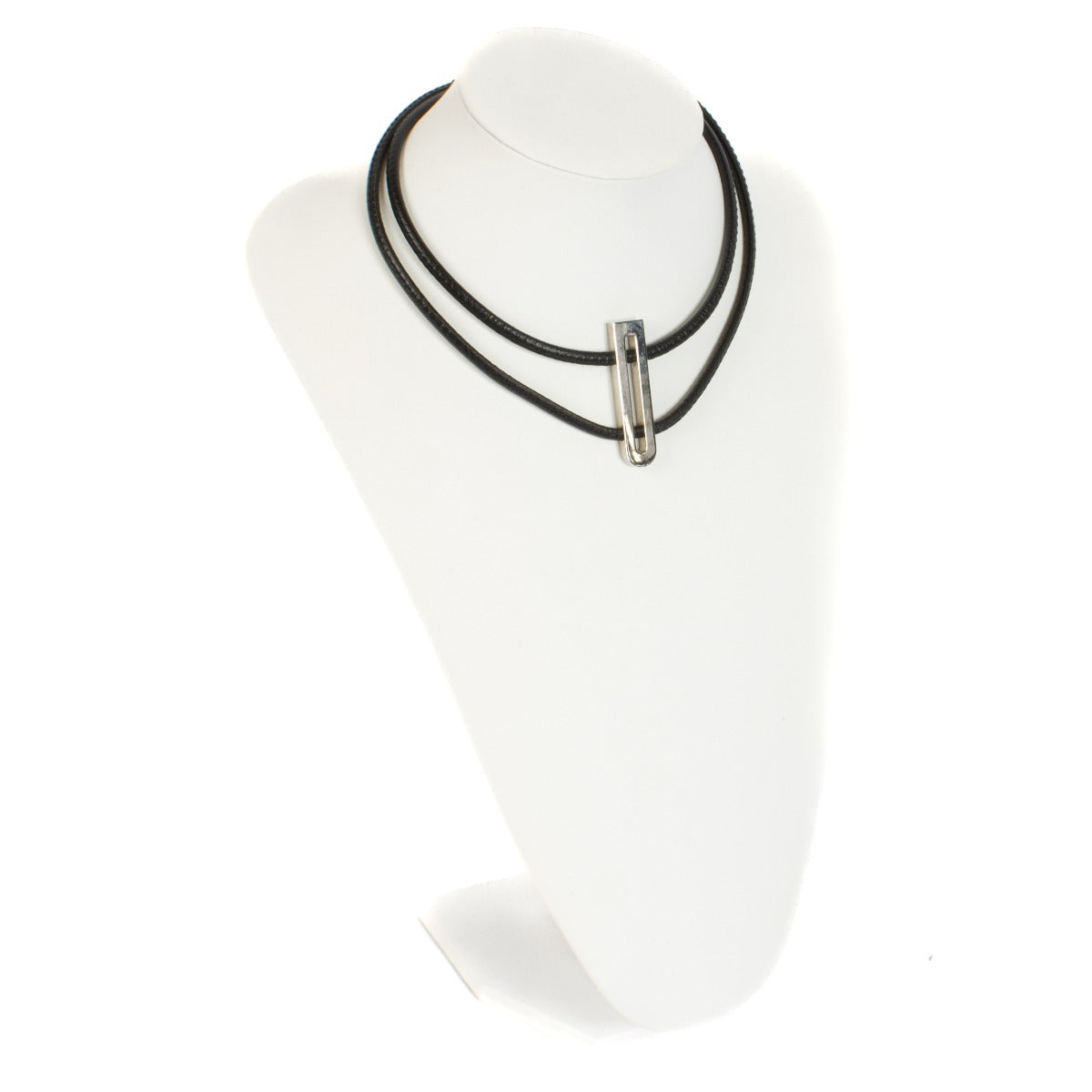 Shop safe online at Labellov in Antwerp, brussels and Knokke this 100% authentic second hand Delvaux Black D Necklace