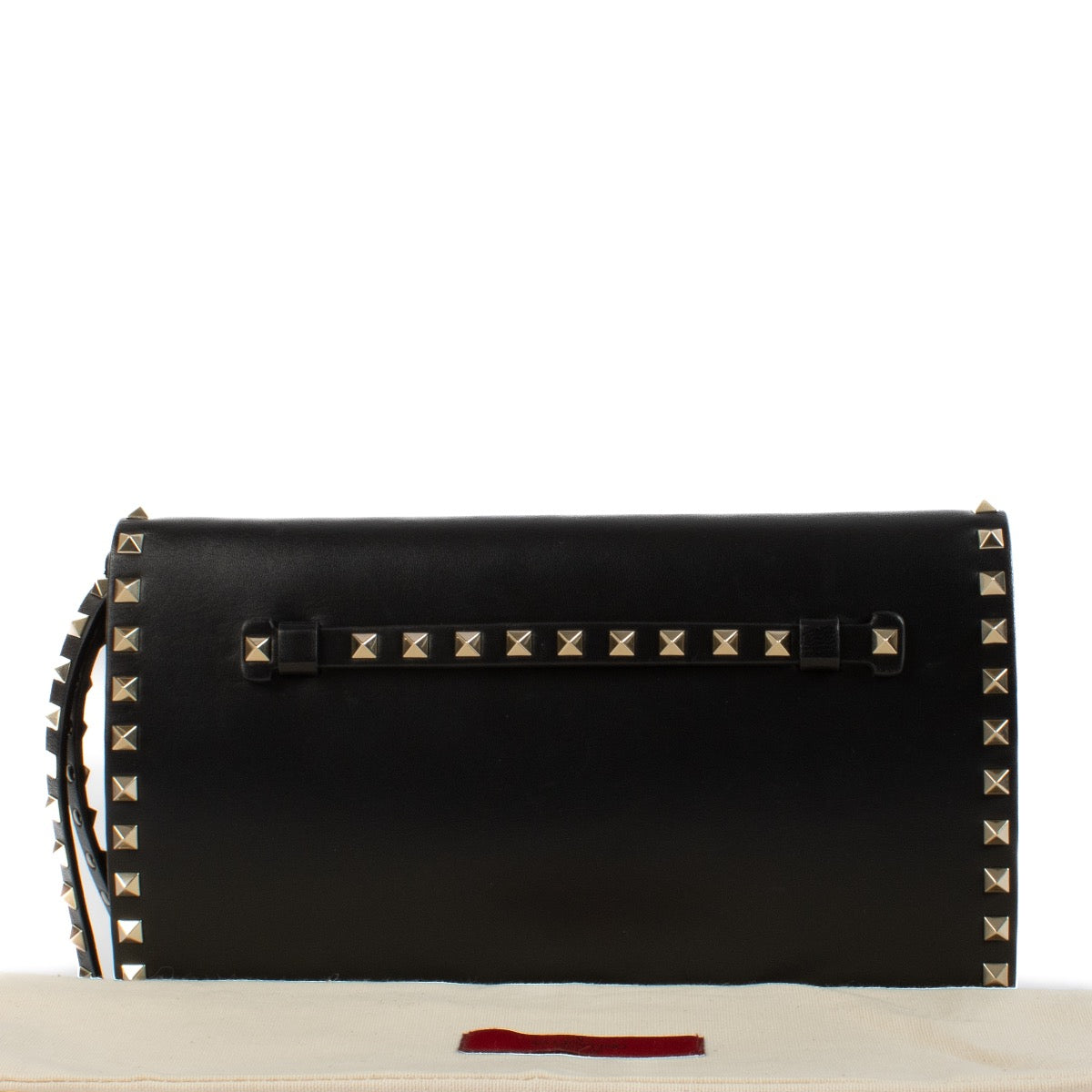 Shop safe online at Labellov in Antwerp, Brussels and Knokke this 100% authentic second hand Valentino Garavani Black Rockstud Clutch Bag