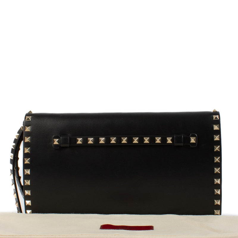Shop safe online at Labellov in Antwerp, Brussels and Knokke this 100% authentic second hand Valentino Garavani Black Rockstud Clutch Bag