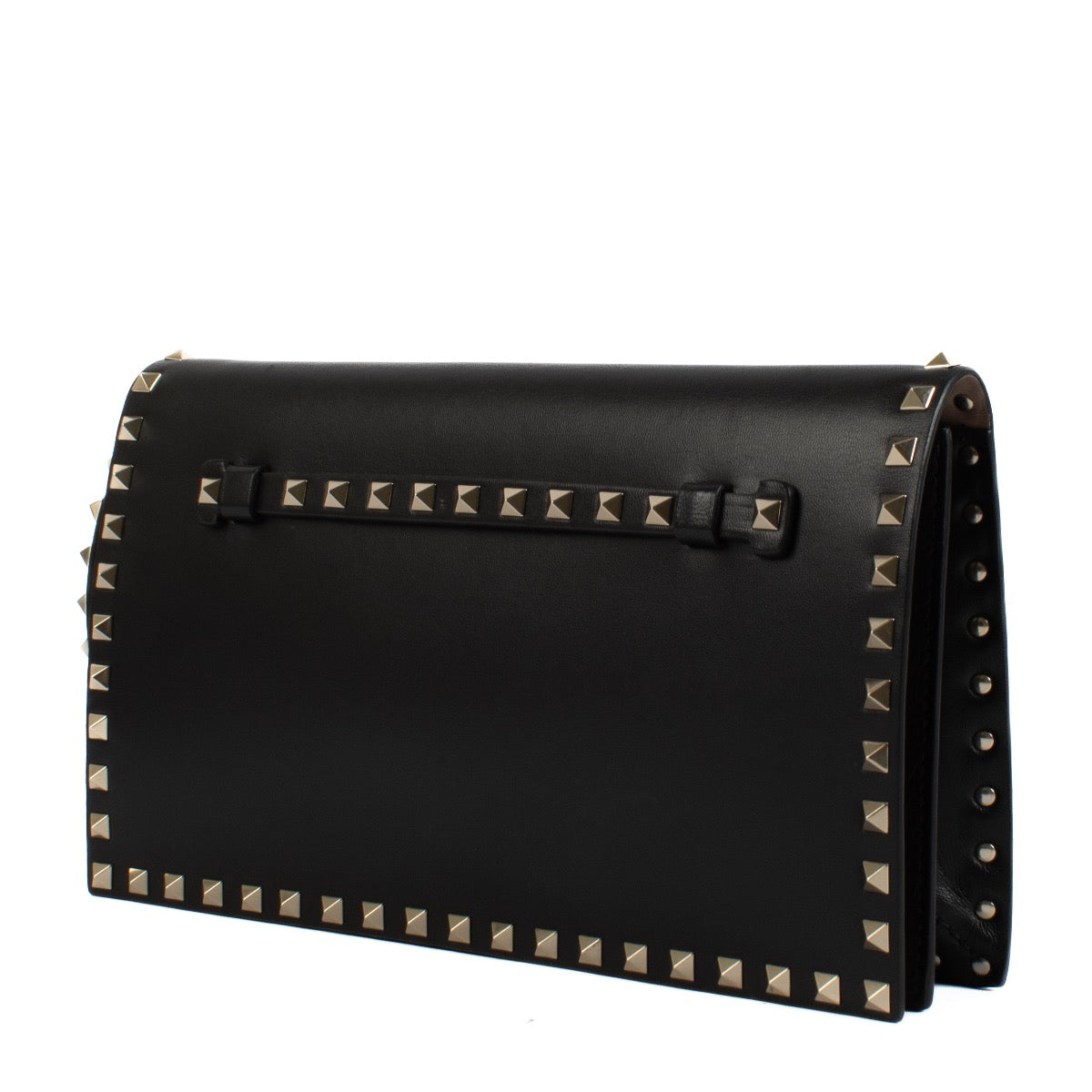 Shop safe online at Labellov in Antwerp, Brussels and Knokke this 100% authentic second hand Valentino Garavani Black Rockstud Clutch Bag