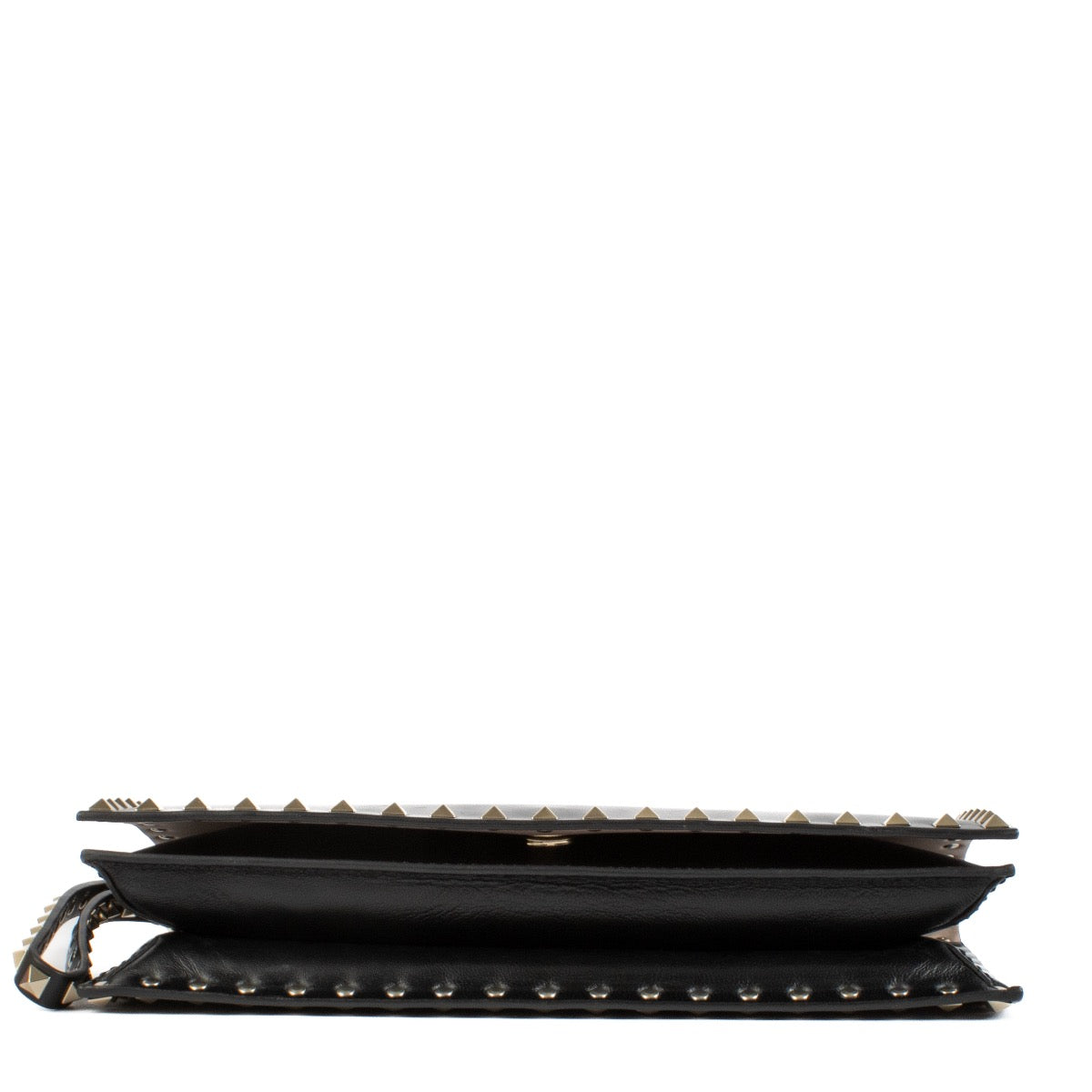Shop safe online at Labellov in Antwerp, Brussels and Knokke this 100% authentic second hand Valentino Garavani Black Rockstud Clutch Bag