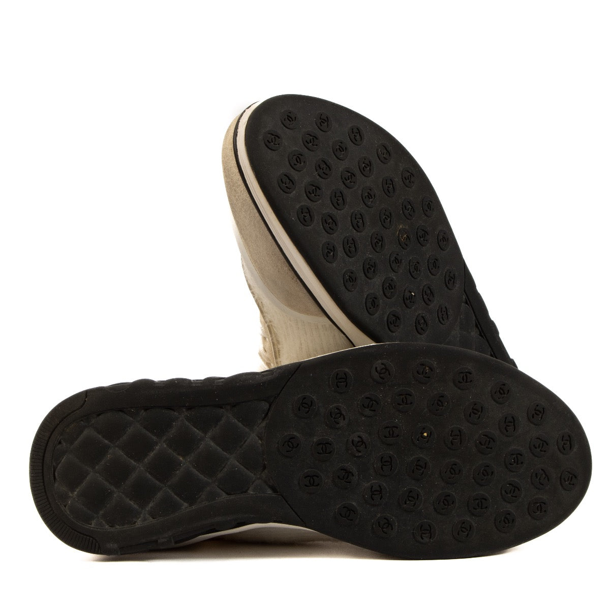 Shop 100% authentic second-hand Chanel White Suede Blended Fabrics Low-Top Sneakers - Size 41 on Labellov.com